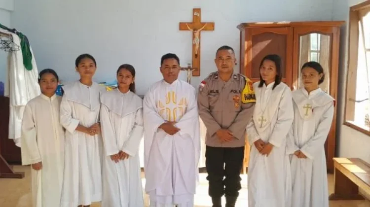Bhabinkamtibmas Desa Buar Amankan Misa Paskah, Wujudkan Kamtibmas Kondusif