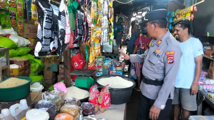 Personel Polres Flores Timur Patroli Pasar Inpres Larantuka Jaga Kamtibmas