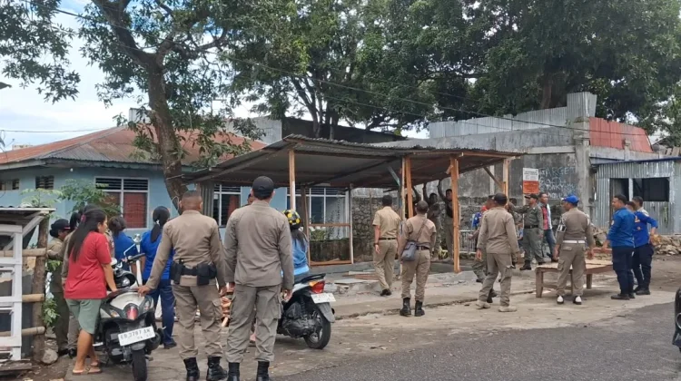 Sat Pol PP Ende Tertibkan Bangunan di Bahu Jalan dan Trotoar