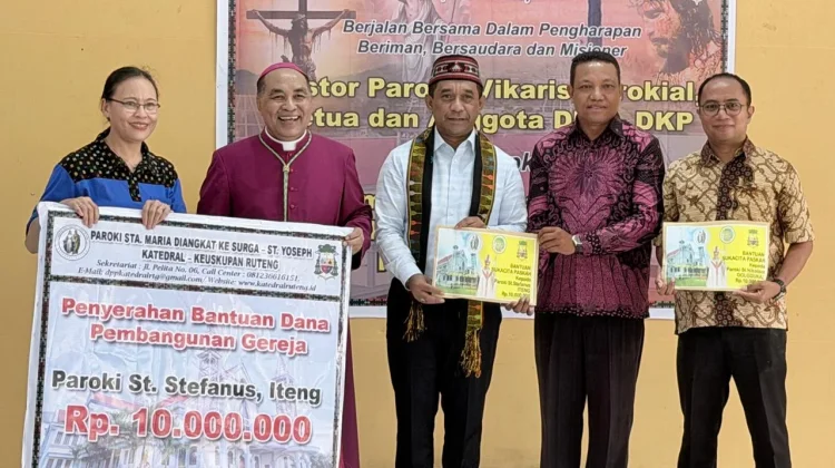 Paroki Katedral Ruteng Salurkan Bantuan Sembako dan Dana Pembangunan Gereja