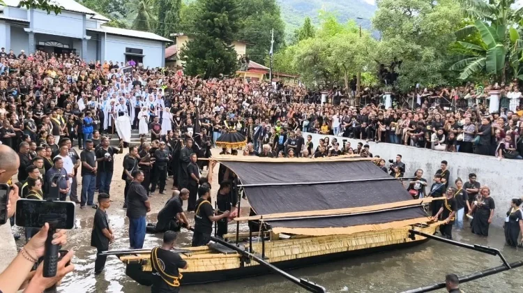 Hujan Mengiringi Prosesi Laut Salib Yesus di Semana Santa Larantuka