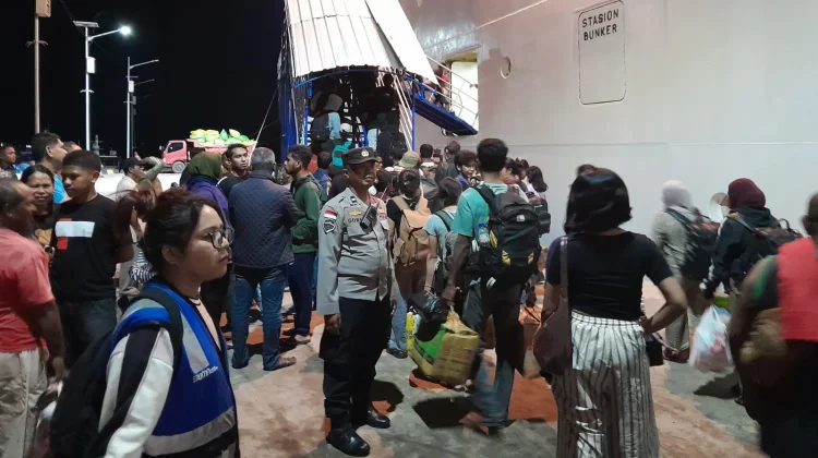 Polisi Amankan Aktivitas Penumpang di Pelabuhan Shabandar Larantuka