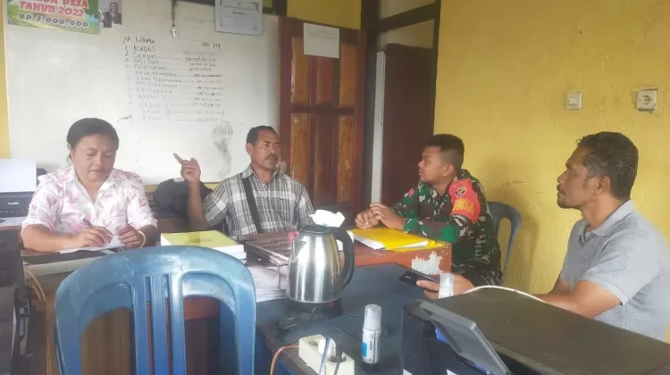 Babinsa Boawae Perkuat Komsos dan Monitoring Wilayah di Desa Leguderu