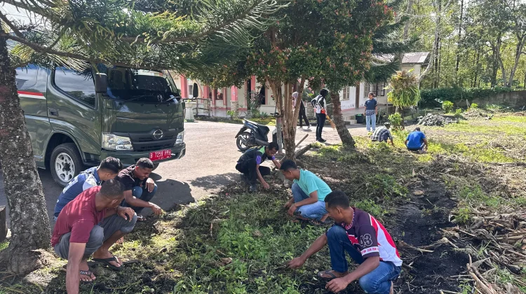 Rutan Bajawa Gelar Bakti Sosial Bersihkan Gereja Wolowio