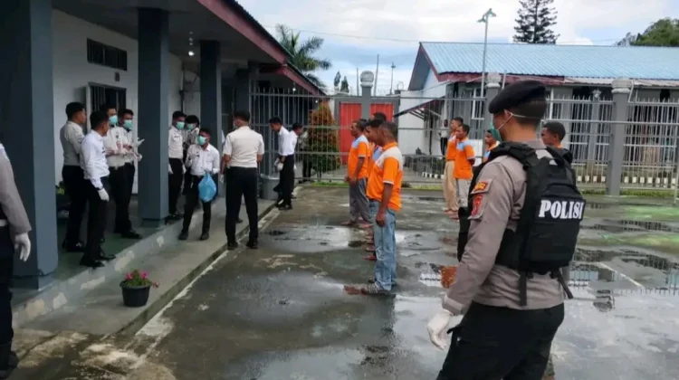 Polres Ngada Gelar Penggeledahan dan Tes Urine di Rutan Bajawa