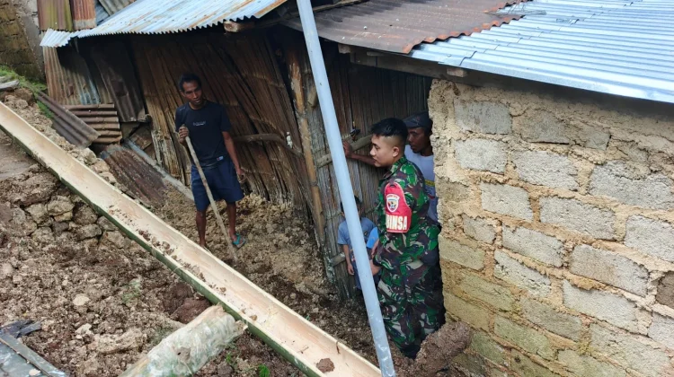 Sinergi Koramil Ruteng dan Warga Evakuasi Material Longsor di Desa Gelong