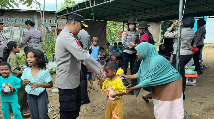 Kapolres Flotim Salurkan Bantuan saat Tinjau Dampak Gempa