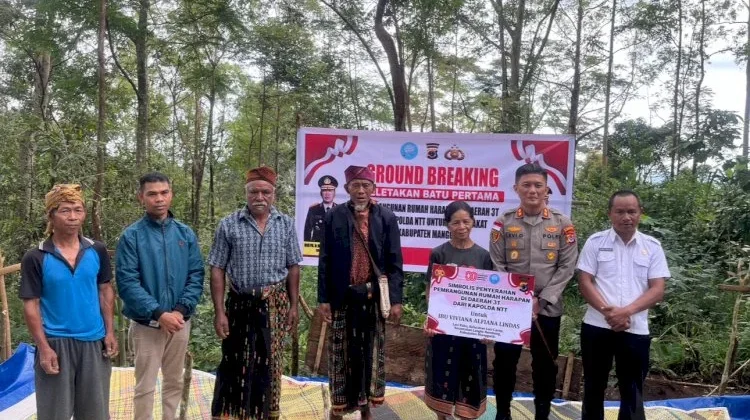 Kapolres Manggarai Serahkan Bantuan Rumah LayakBagi Warga dari Kapolda NTT