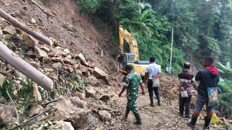 Longsor di Worhopapa Berhasil Dibersihkan, Akses Jalan Kembali Normal