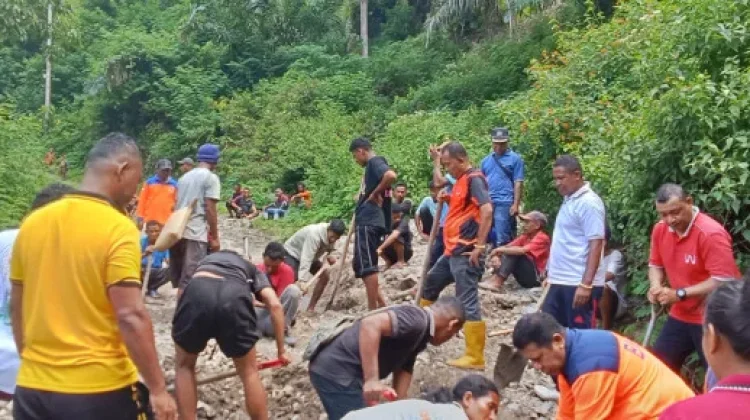 Warga Paga Gotong Royong Perbaiki Jalan Rusak