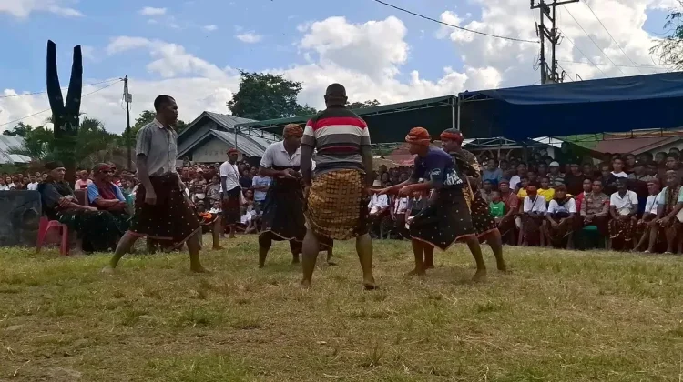 Ribuan Warga Saksikan Tinju Adat Sagi Jadi Wujud Syukur Masyarakat Soa