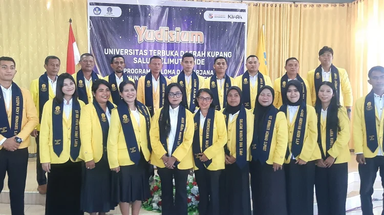 Yudisium UT Ende Diwarnai Penyematan Selempang