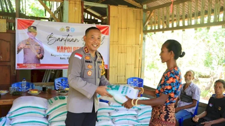 Kapolres Sikka Salurkan Bantuan Sosial ke Wairbukang