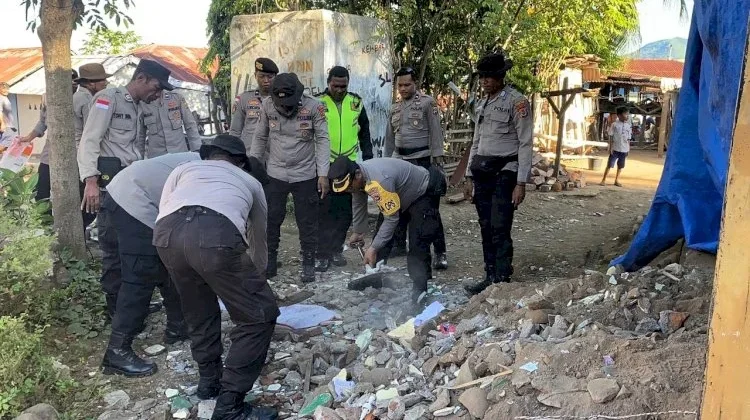 Polres Flores Timur Bersihkan Puing Pascagempa