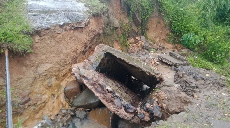 Jalan Ratung–Peso Putus Diterjang Hujan Deras, Warga Lakukan Penanganan Darurat
