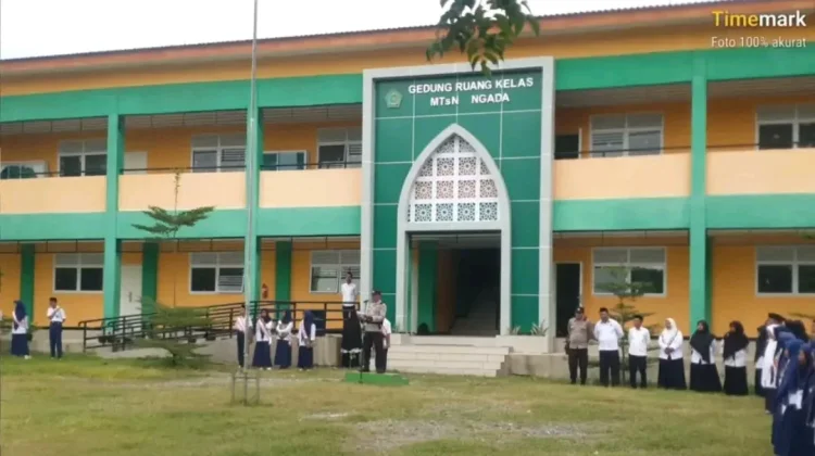 Personel Polsek Riung Tekankan Disiplin dan Anti-Bullying saat Apel di Sekolah