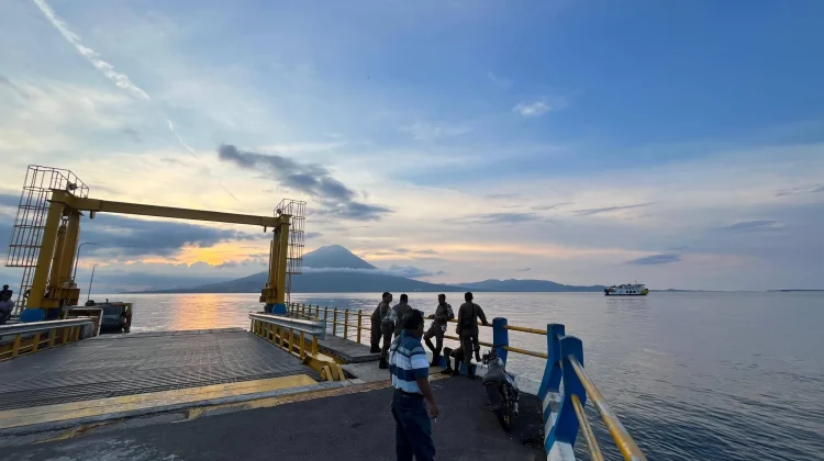 KMP Inerie II Sandar, Uji Ramp Door di Pelabuhan Lewoleba Gagal