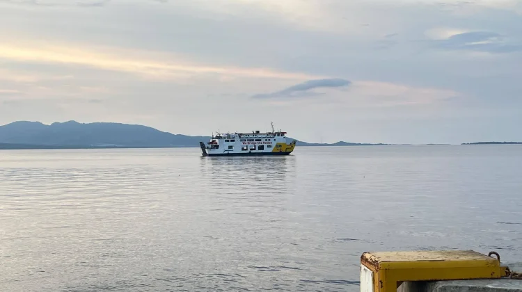 KMP Ile Mandiri Gagal Sandar di Pelabuhan Waijarang
