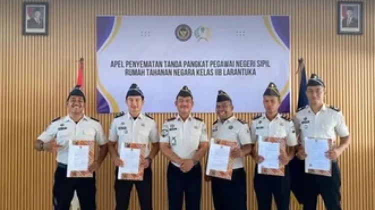 Rutan Larantuka Sematkan Pangkat, Lima Pegawai Naik Jabatan