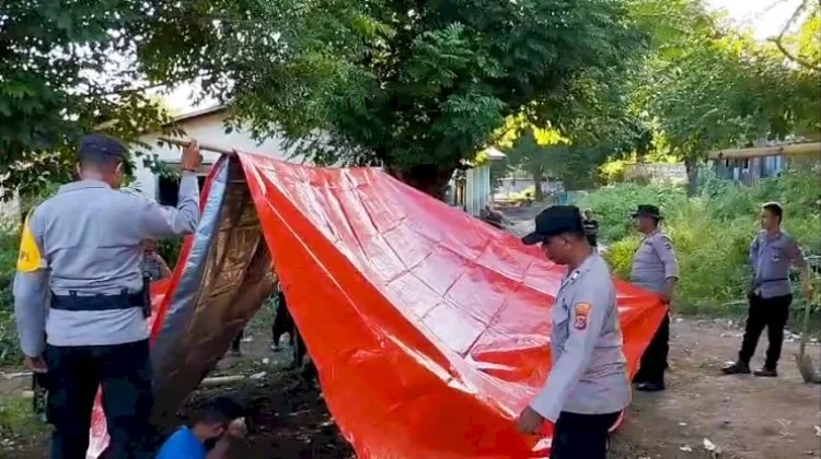 Polisi Bantu Warga Adonara Timur Bangun Tenda Pasca Gempa