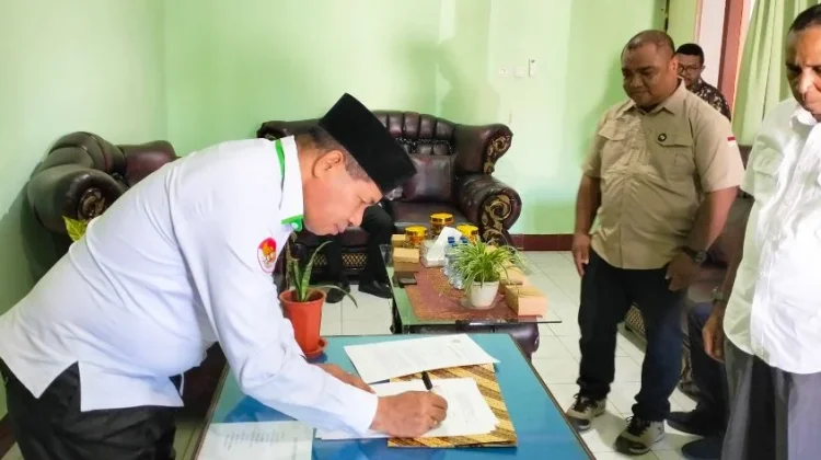 Serah Terima SMAK di Sikka, Perkuat Sinergi Pendidikan Keagamaan Daerah