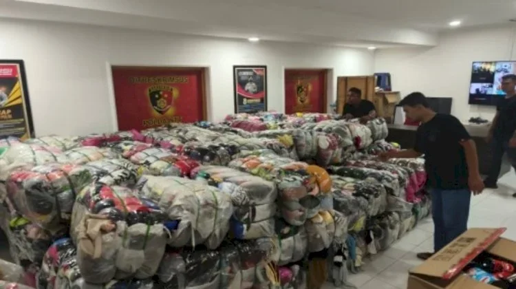 Polda NTT Gagalkan Penyelundupan 157 Ballpress Pakaian Bekas