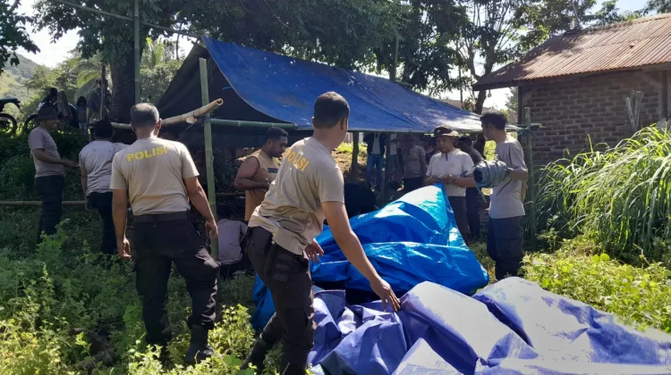 Polisi Dirikan Tenda Darurat Bantu Warga Adonara Timur