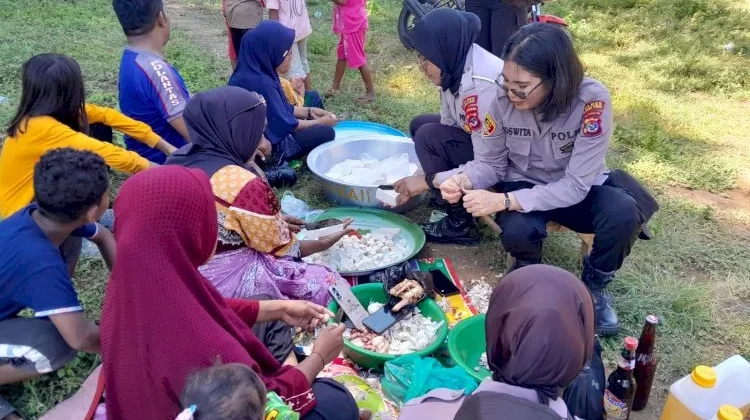Polwan Flotim Bantu Warga di Dapur Umum Pasca Gempa