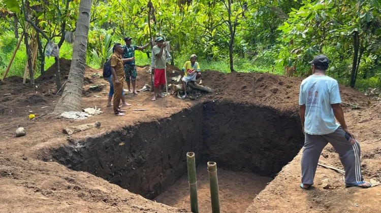 Gotong Royong Babinsa dan Warga Percepat Pembangunan Jembatan Garuda di Talibura
