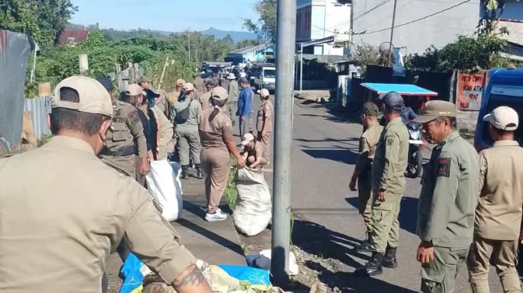 Ratusan ASN Manggarai Kerja Bakti Bersihkan Sampah Plastik di Ruteng