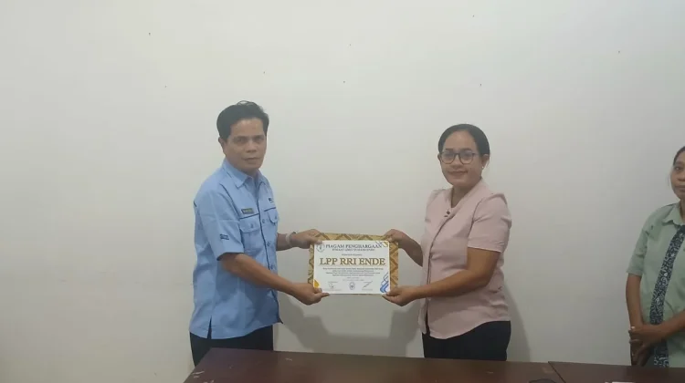 Ketua Majelis GMIT Syaloom Ende Berikan Penghargaan RRI
