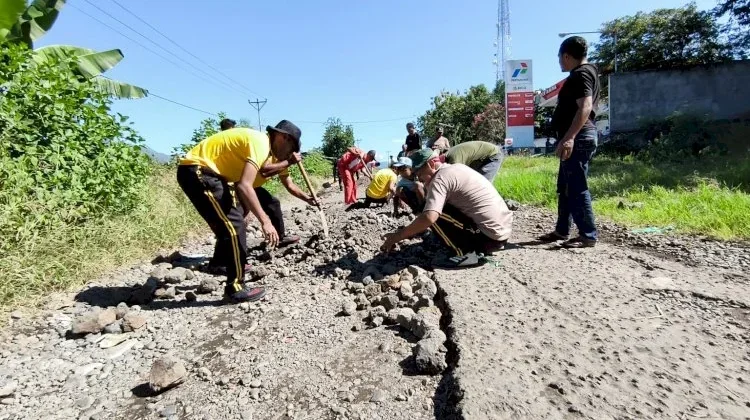 Polsek Satarmese Bersama Warga Perbaiki Jalan Rusak di Iteng