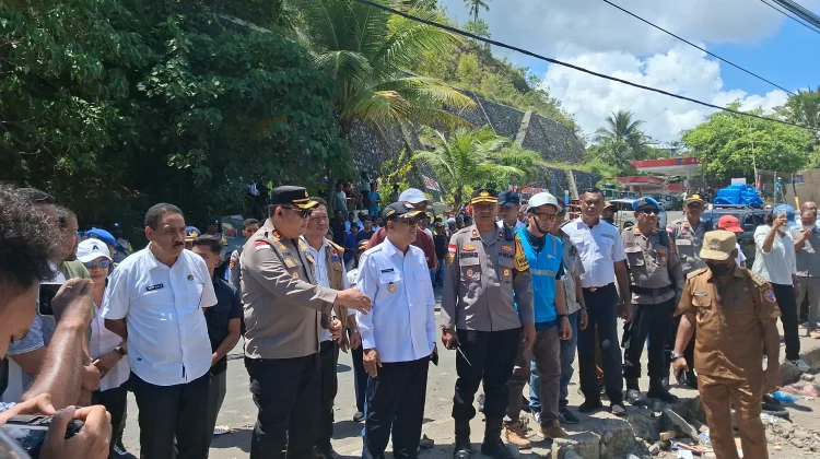 Pemkab Ende Tertibkan 63 Lapak dan Kios di Sempadan Pantai Ndao