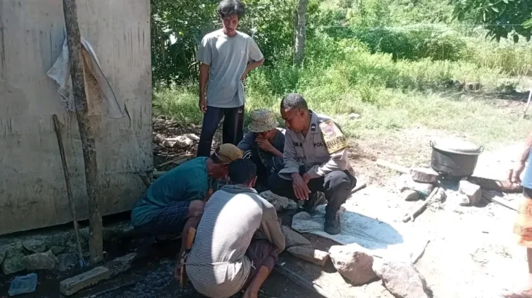 Bhabinkamtibmas Bantu Warga Riung Perbaiki Jaringan Air