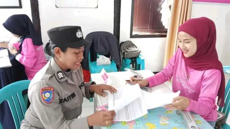 Polisi Edukasi Ibu tentang Kesehatan Anak