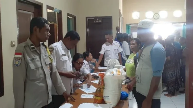 Polisi Kawal Distribusi Bantuan Pangan di Kota Uneng