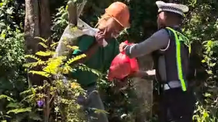 Satlantas Polres Mabar Bagikan Sembako kepada Warga Kurang Mampu di Labuan Bajo
