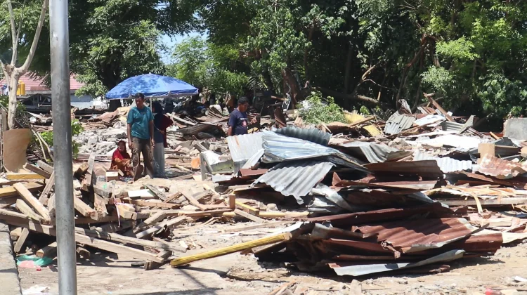 Sehari Pasca Penertiban, Warga Bersihkan Puing dan Berjualan di Tempat Darurat
