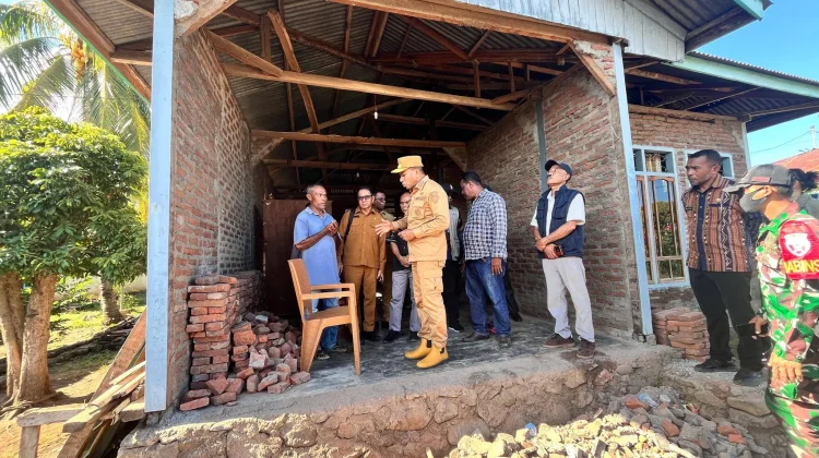 Wakil Gubernur NTT Tinjau Korban Gempa Flores Timur, Salurkan Bantuan di Empat Desa