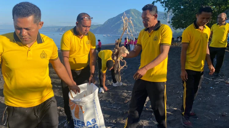 Polres Ende Bersih Pantai Kota Raja, Perkuat Solidaritas