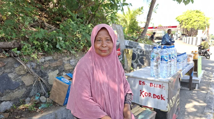 Bertahan di Trotoar Pantai Ndao, Harapan Fatimah untuk Lapak Baru