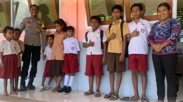 Bhabinkamtibmas Desa Tarawali Sambangi SLB Negeri Kasih Sayang So’a