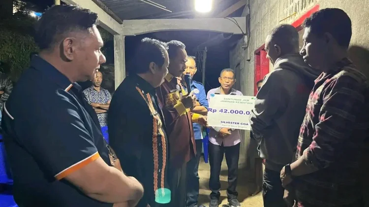 BPJS Ketenagakerjaan Serahkan Santunan Kematian Bendahara dan Sekdes Degalea