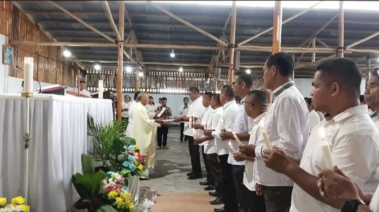 Pastor Paroki Ndona Kukuhkan 361 Pengurus Stasi Nanganesa Baru