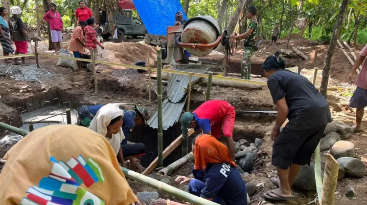 TNI-Warga Gotong Royong Percepat Pembangunan Jembatan Gantung di Talibura