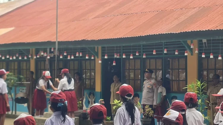 Polsek Wolowaru Tanamkan Disiplin melalui Police Goes to Schoool