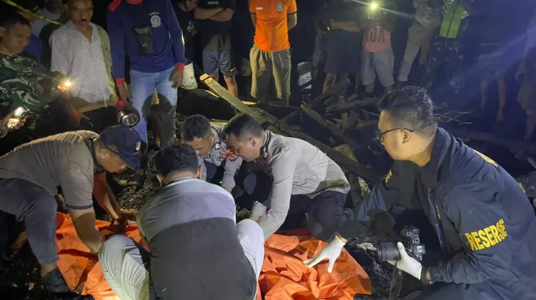 Polisi Evakuasi Jasad Balita Korban Kebakaran Rumah di Kota Ratu