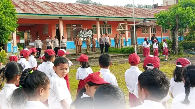 Sat Binmas Polres Ngada Gelar Upacara di SDK Ngedukelu, Tanamkan Disiplin