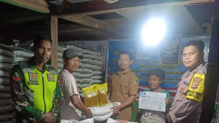 Babinsa Borong Kawal Penyaluran Bantuan Pangan Bulog di  Leda Utara
