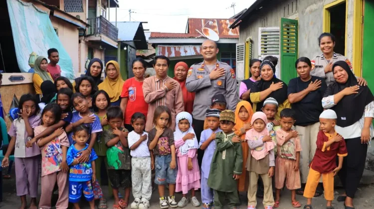 Polres Sikka Salurkan Bantuan Pendidikan ke Empat Sekolah
